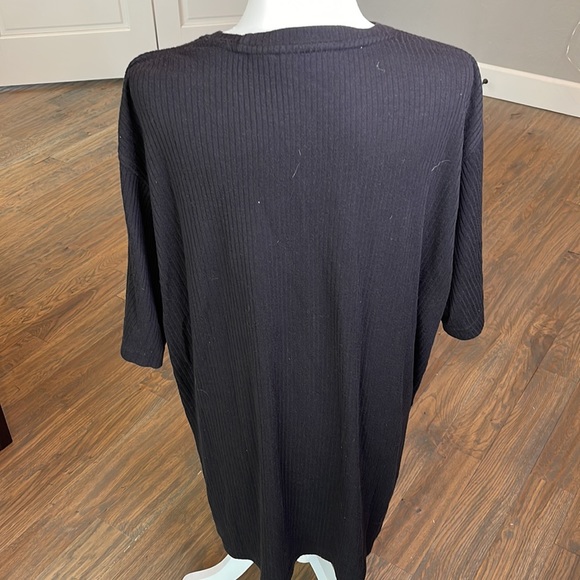 Black 2XLT top. Ribbed material. - Picture 3 of 3